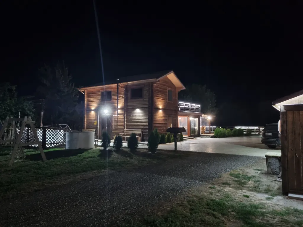 Уютный дом на берегу реки