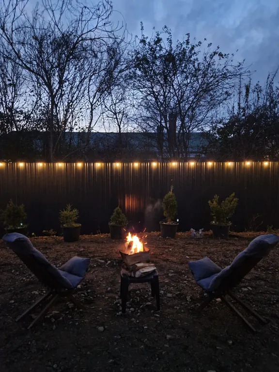 Дом на море в окружении гор