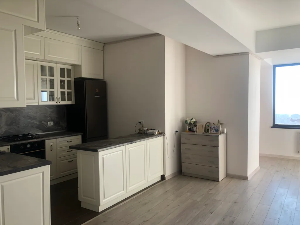 Светлая и уютная комната с видом на город