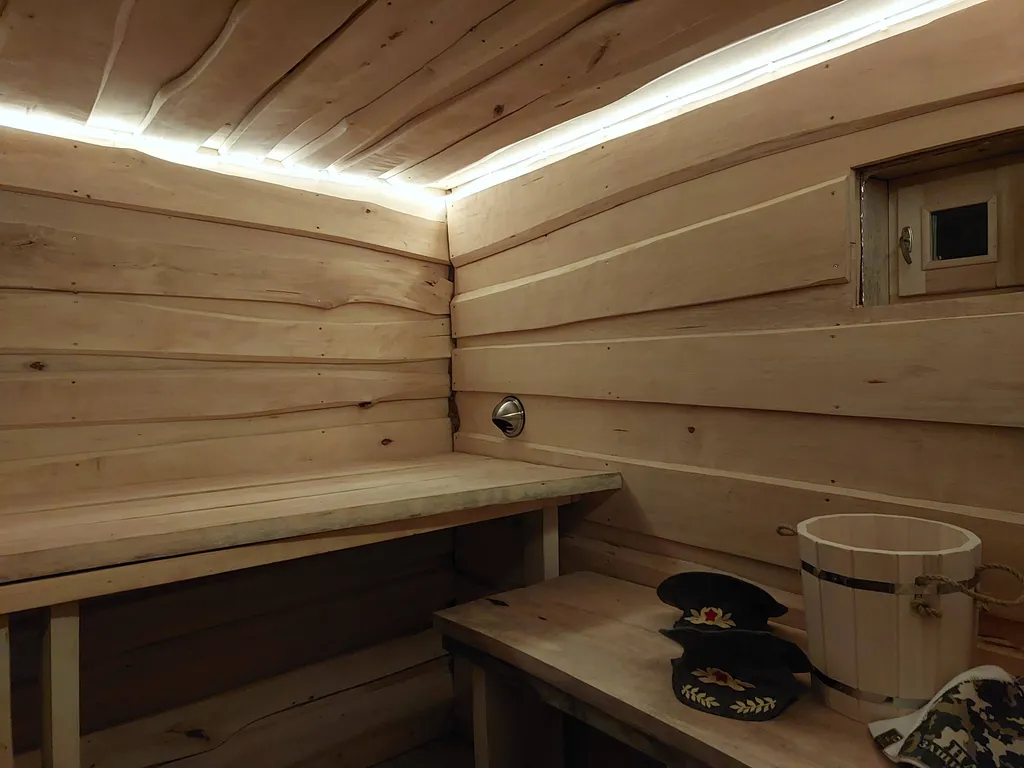 Коттедж с гостиной и столовой