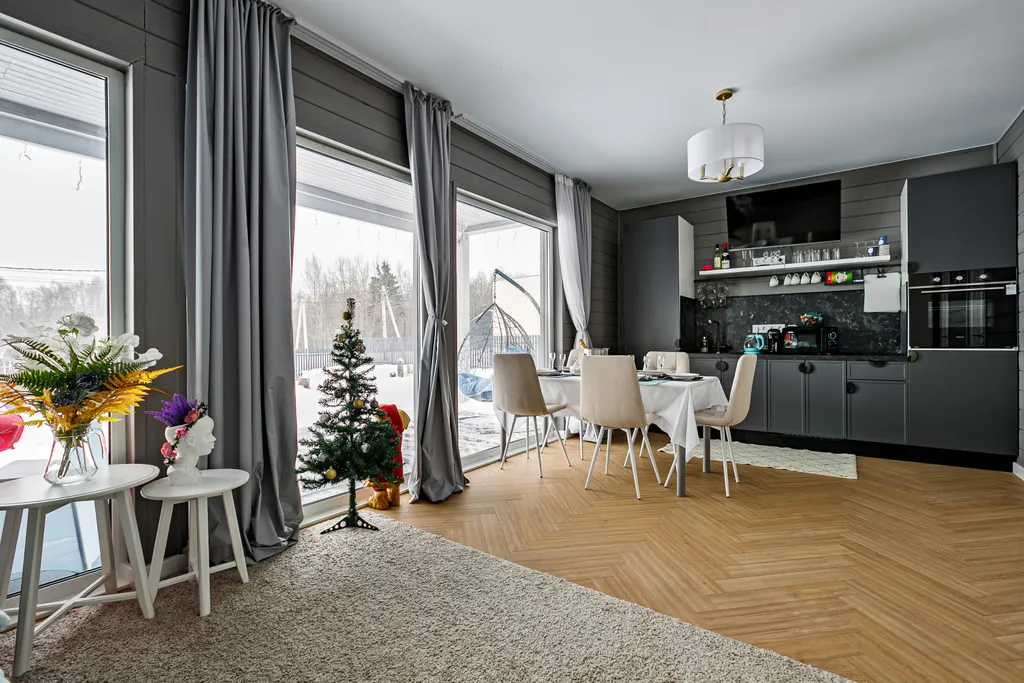 Grey House с дикими зайцами