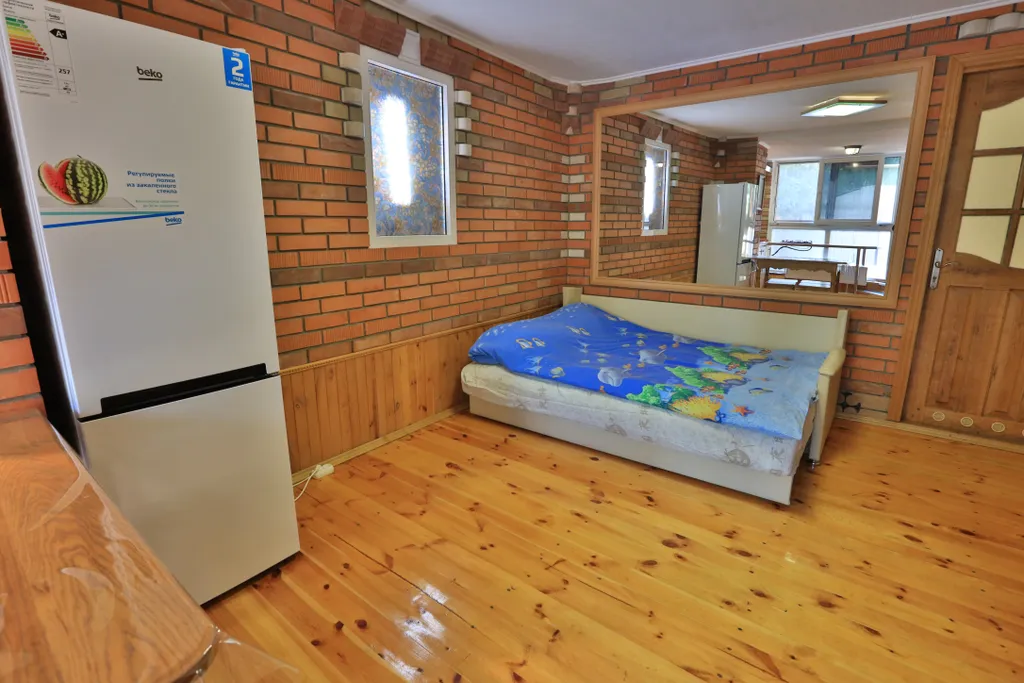 Коттедж Добротный кирпичный дом со своим двором в усадьбе Можжевеловый дворик — Айвовое