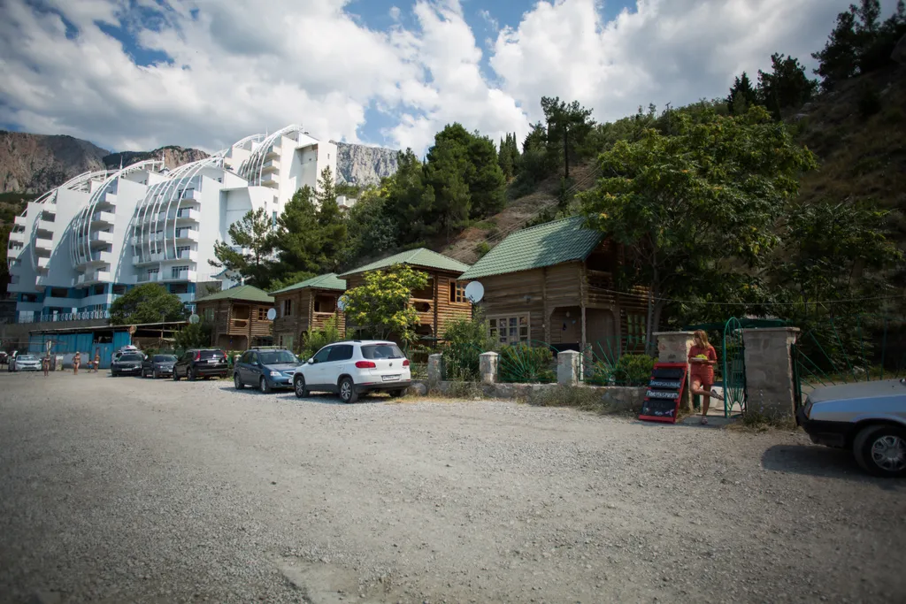 В доме на берегу моря отдельный этаж,  30 метров от моря