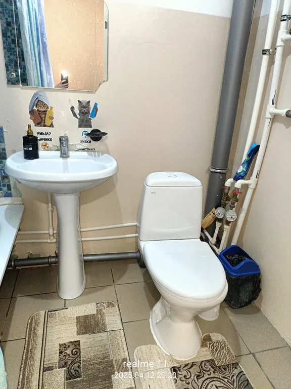 Сдаю однушку в новостройке - диван и кровать. Ждем вас.