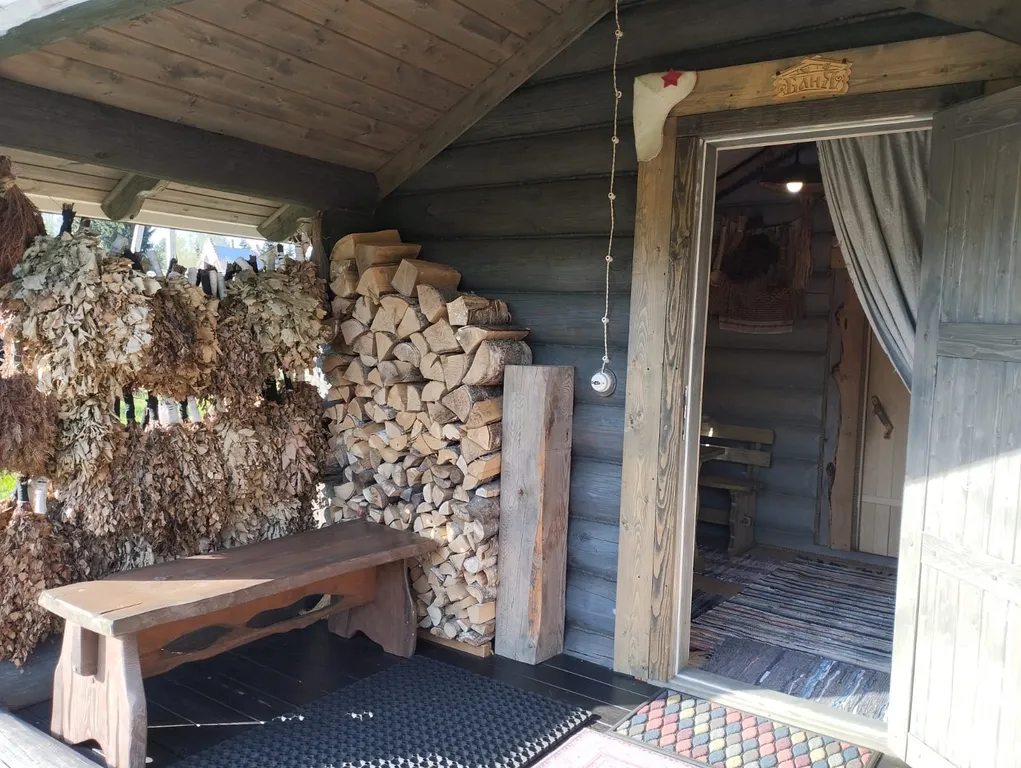 Деревенский дом и баня