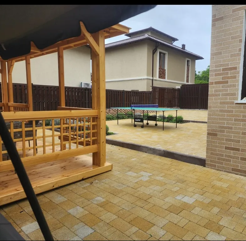 Дом с двором