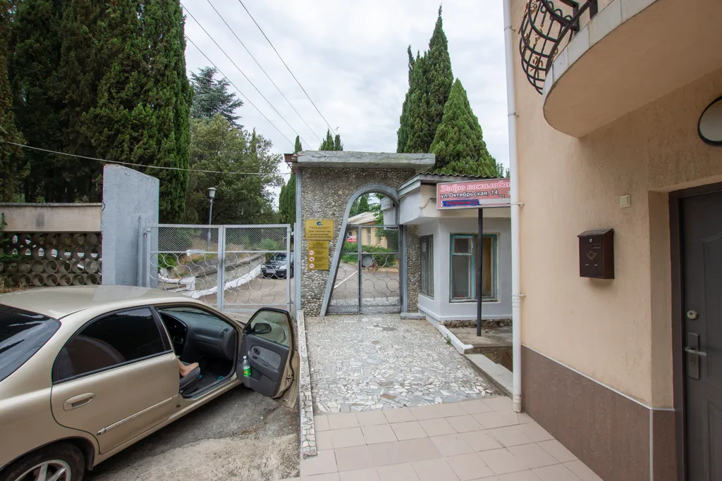 Квартира Квартира Комфортабельный номер с собственной закрытой террасой — Алушта