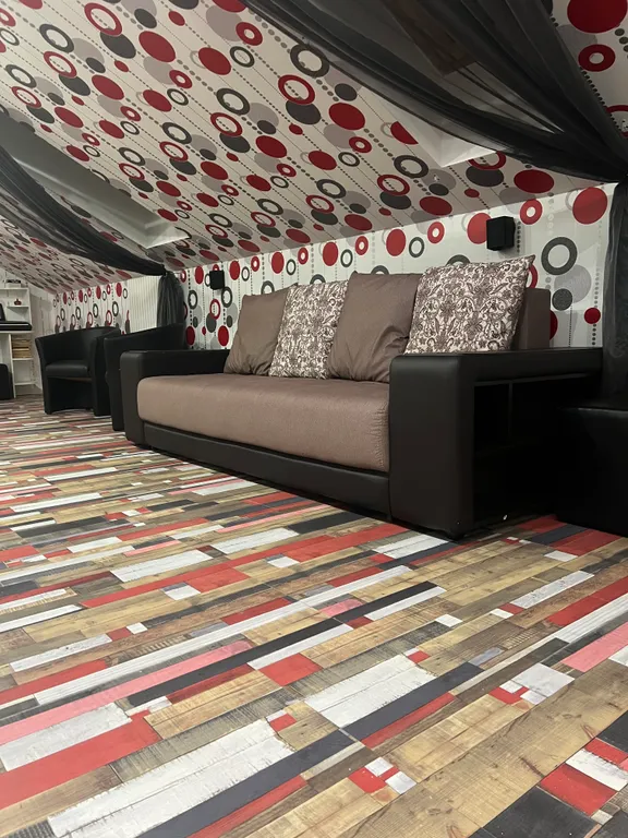 Дом с бассейном и бильярдом