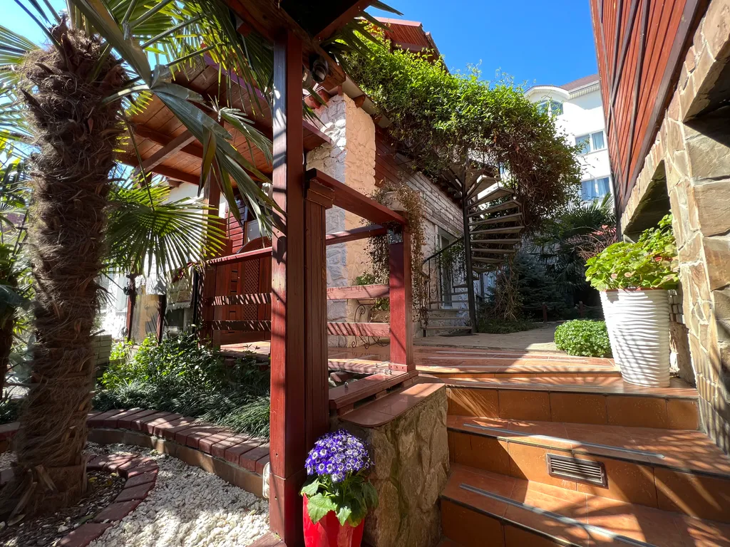 Дом с сауной и большой ванной на террасе