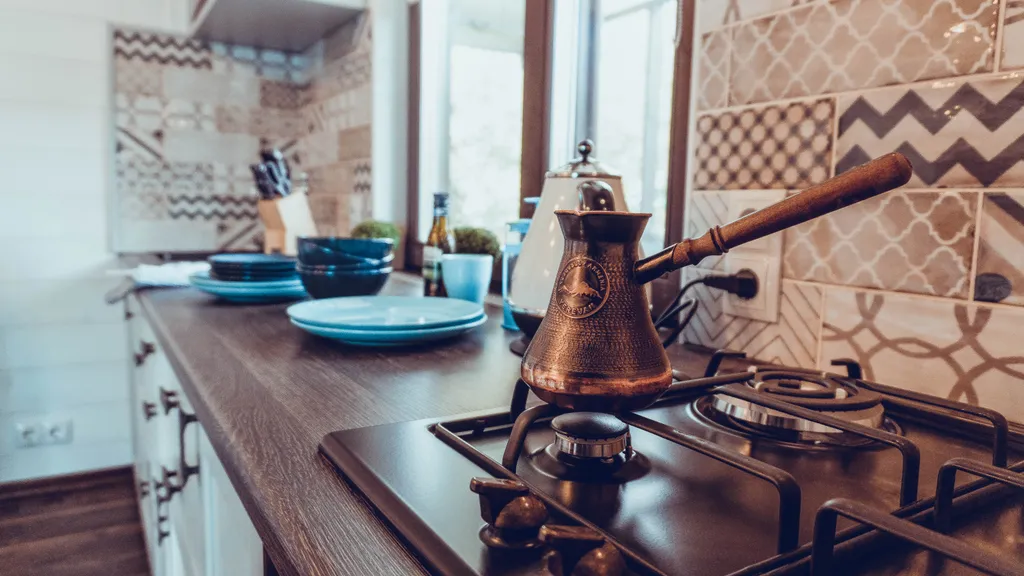 Красивый домик в лесу у реки