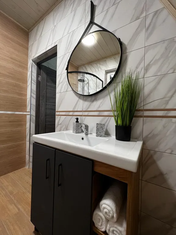 Треугольный дом у реки River House