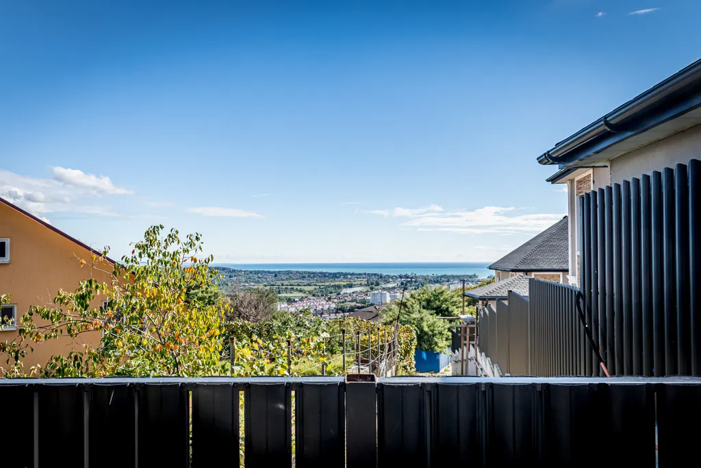 Дом с видом на море, горы, и теплым бассейном