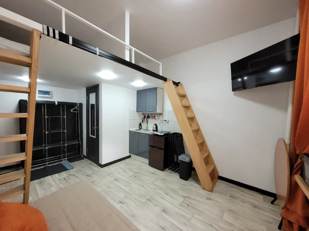 Лофт-7 красная, клёвая двухуровневая студия в центре