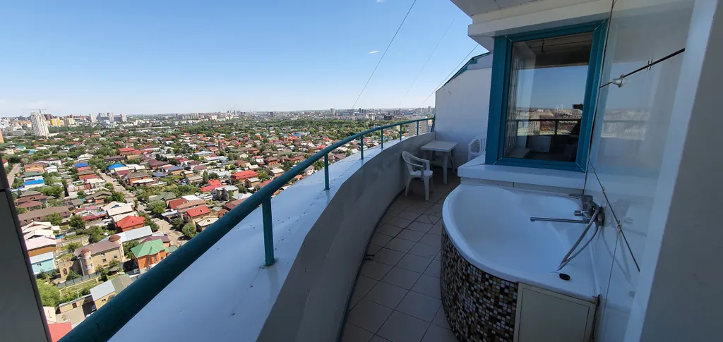 Шикарные апартаменты с видом на город и ванной на балконе