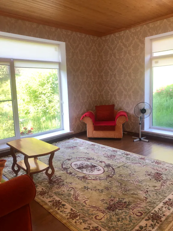 Дом в горах, около леса