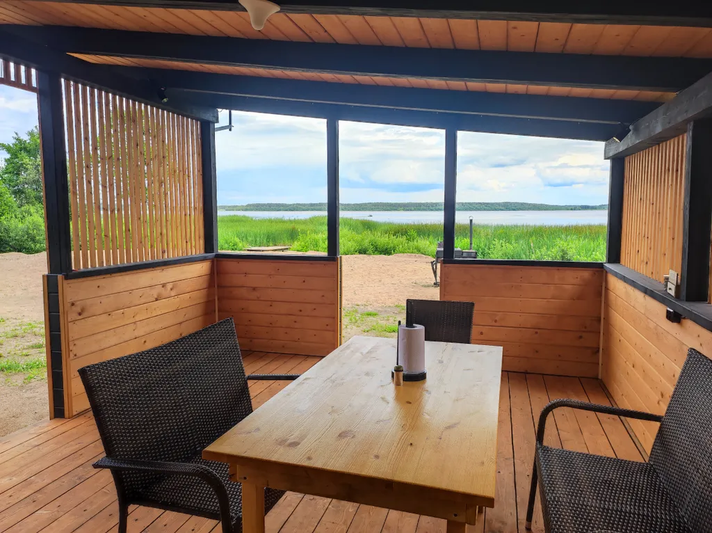 Дом А-фрейм на берегу озера