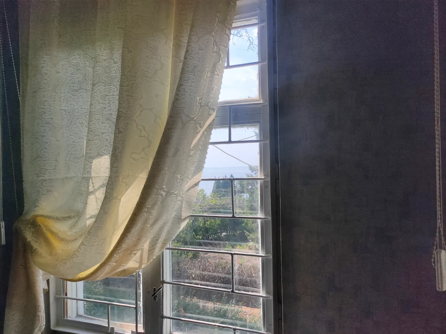 Окна деревянные с решётками. Вид из окна на море и ботанический сад. В спальне есть сплит.система (кондиционер).