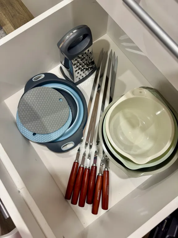 Уютный домик с панорамным окном и видом на лес