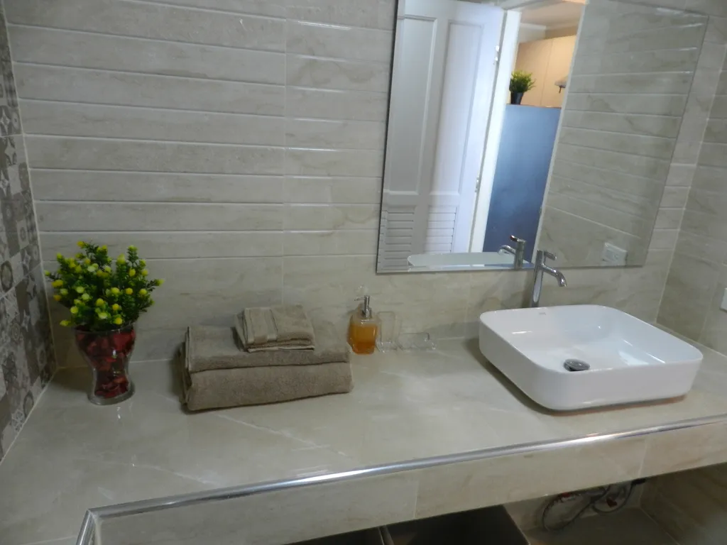 Студия с фронтальным видом на море