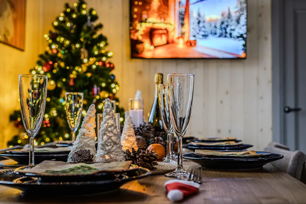 Новый дом с большим столом, кинотеатром, баней