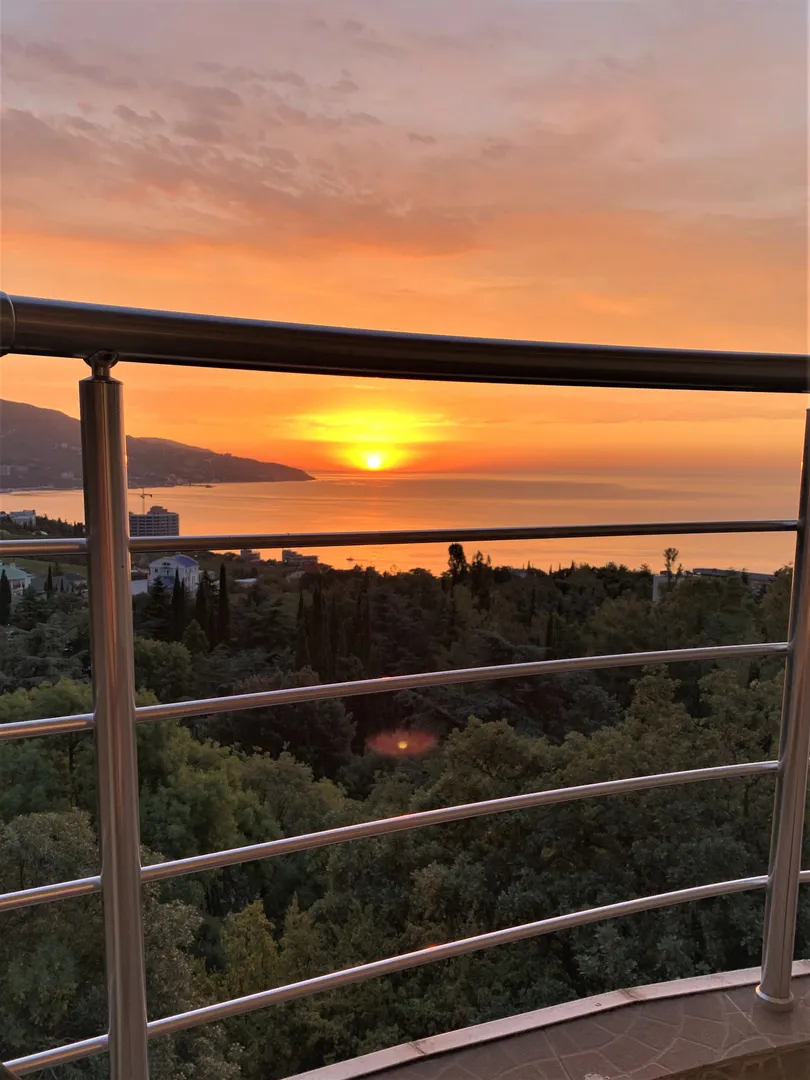 Восход солнца, вид на море с балкона виллы