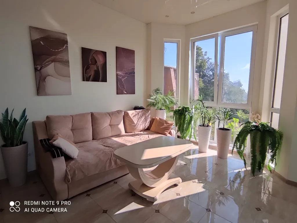 Просторный дом с райским садом на вершине холма с супер видами