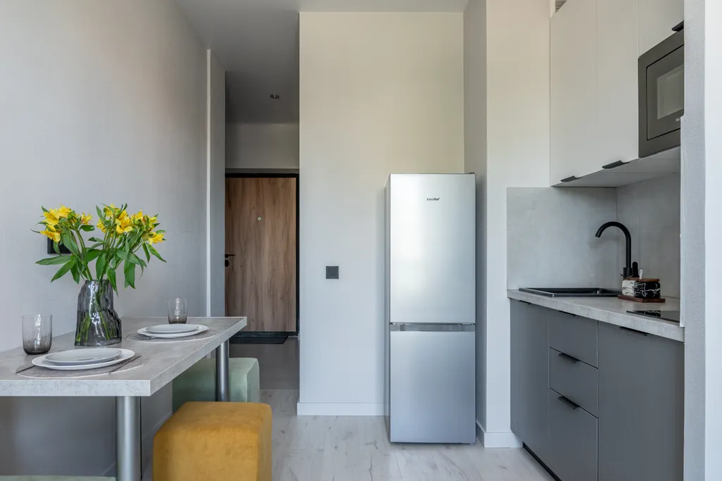 Светлая квартира с креслом на балконе