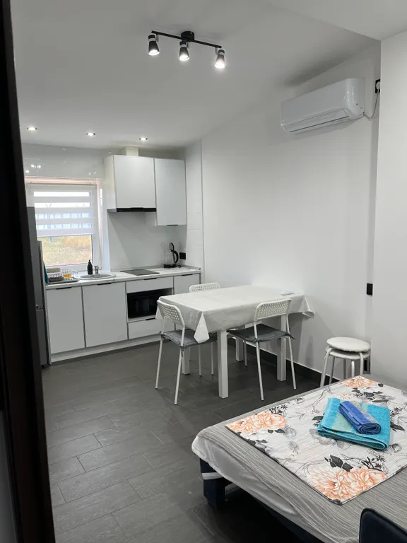 Эллинг на берегу моря