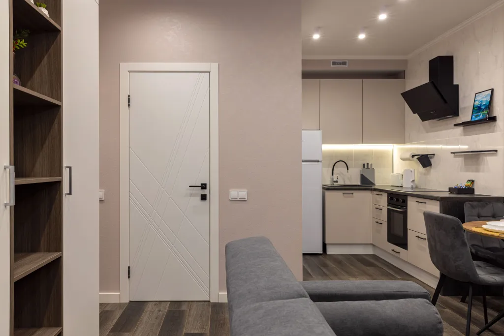 Новая дизайнерская студия на 3 окна Feel At Home у Невского проспекта