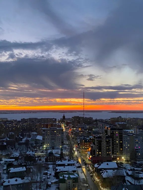 Желтая студия с панорамным видом на город и Двину