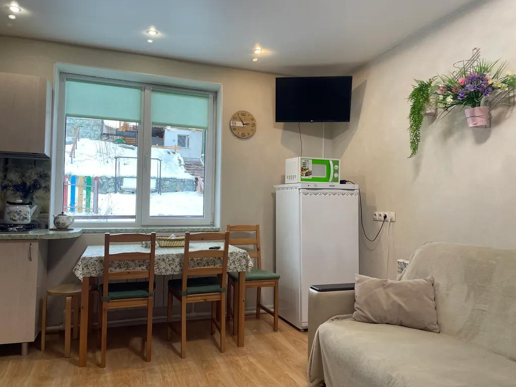 Дом с баней и детской площадкой, рядом лес и горы