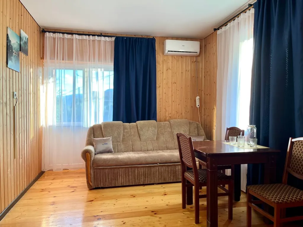 Люкс с балконом с видом на озеро двухкомнатный