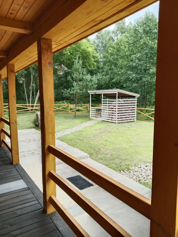 Дом в лесу у ручья