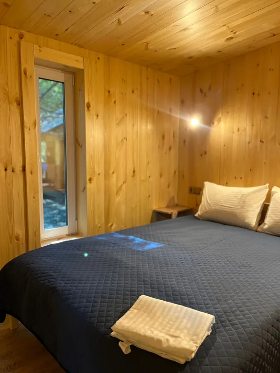 Домик в лесу с панорамным окном