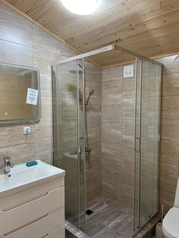 Большой шестиместный домик с двумя спальнями и гостинной кухней