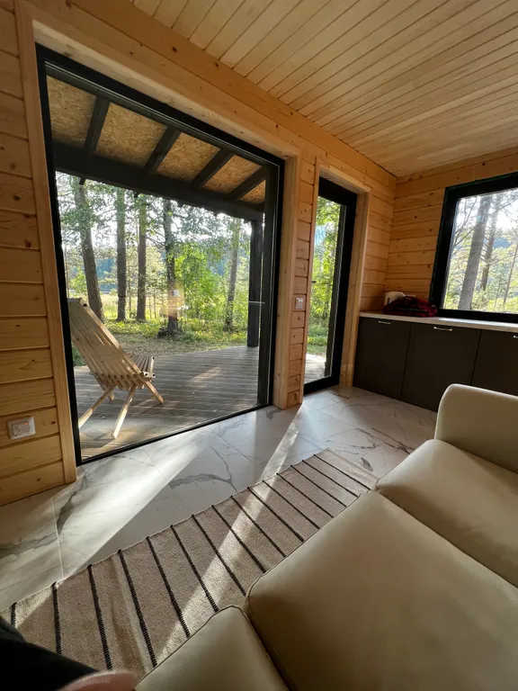 Стильный дом на берегу Ладожского озера с панорамным видом