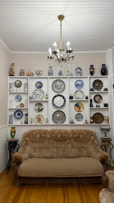 Деревянный дом с красивым видом на море