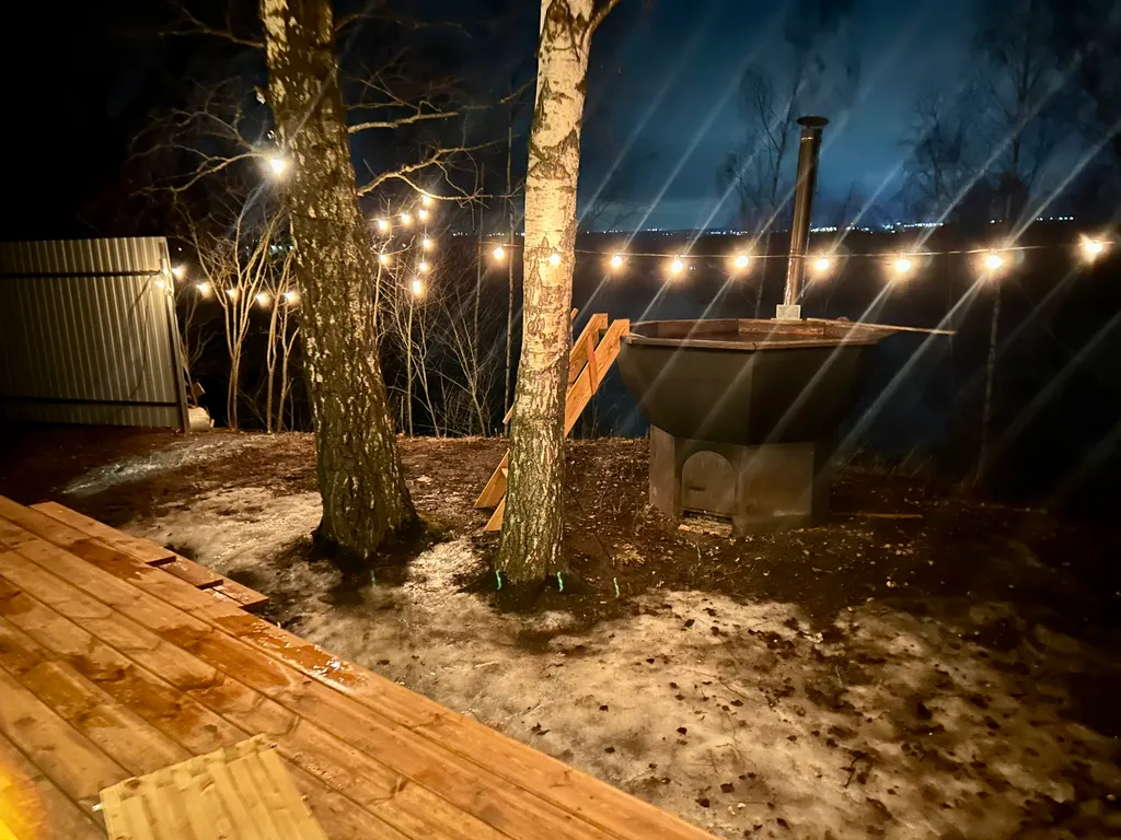 Дом с чаном на берегу реки