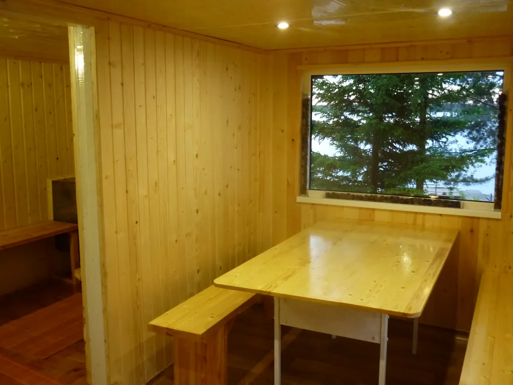 Дом на берегу с баней и лодкой