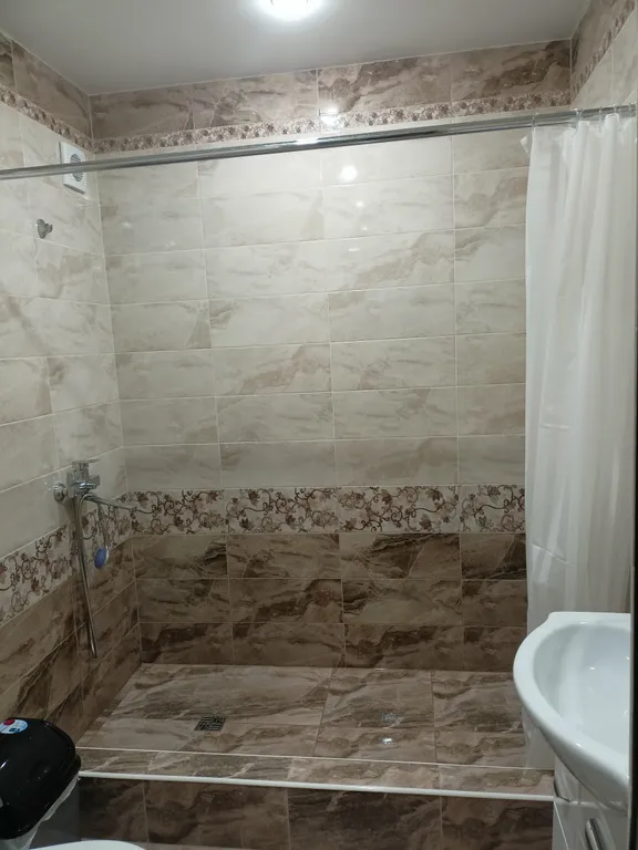 Домик с видом на пруд и сосны