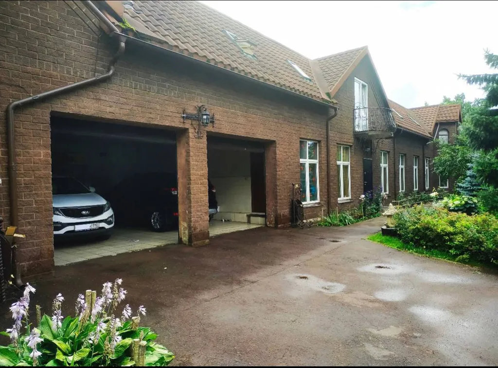 Дом с баней и бассейном