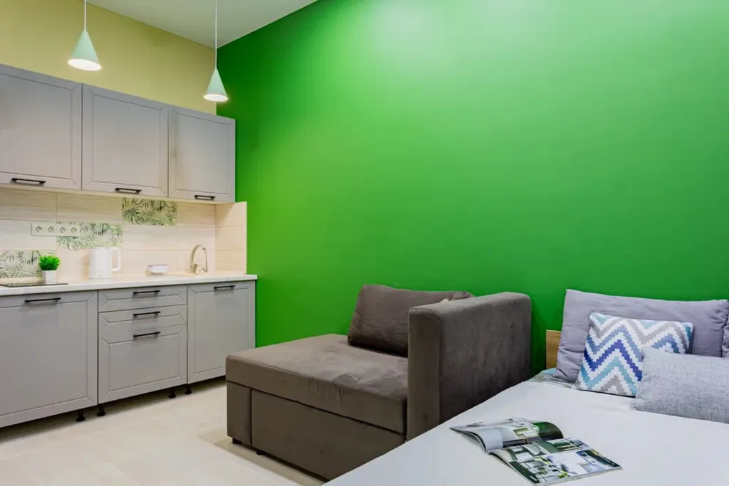 Яркая студия для троих в ЖК Летний