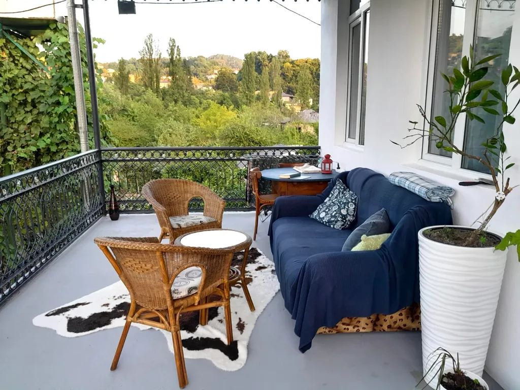 Большой двухэтажный дом с видом на горы