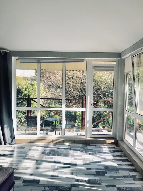 Коттедж Апартаменты с балконом в частном доме у бассейна — Адлер