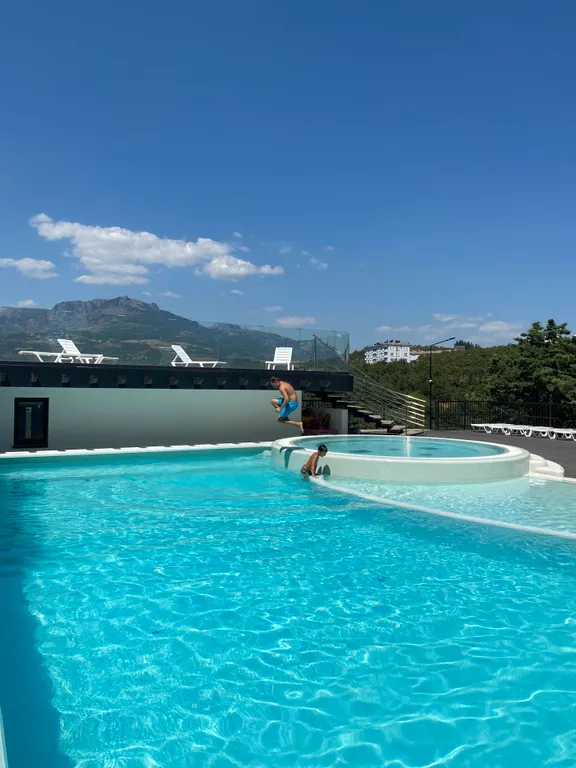 Апарт с видом на море и горы с подогреваемым бассейном и барбекю зоной