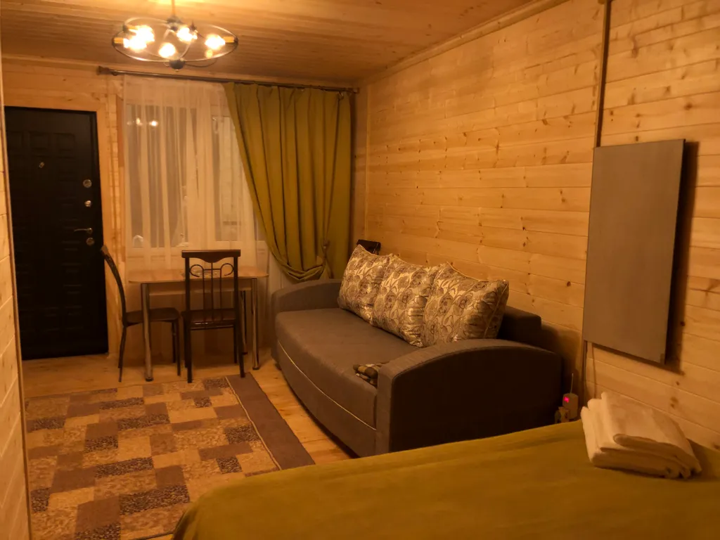 Домики-шале с видом на сосновый лес