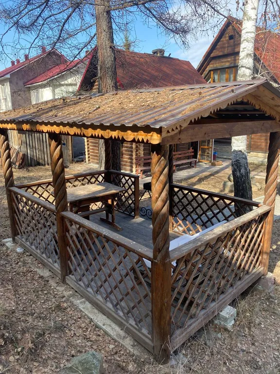 Уютный дом с камином в центре