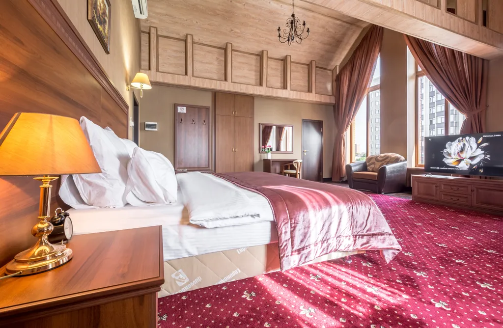 Элегантный номер с просторными окнами и высокими потолками ~ 5 метров!