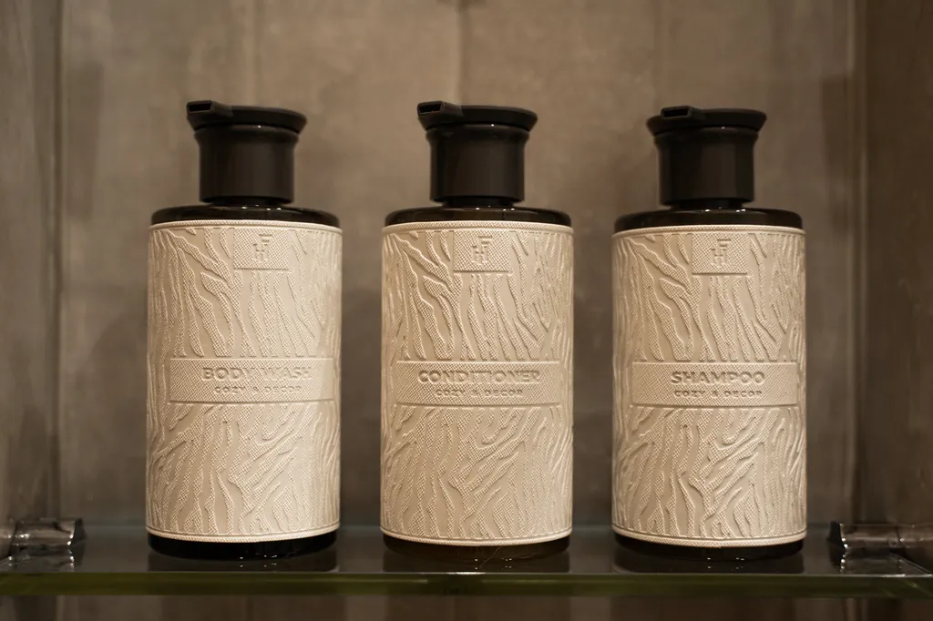 Новый стильный дом с зоной SPA, камином и красивым садом у леса