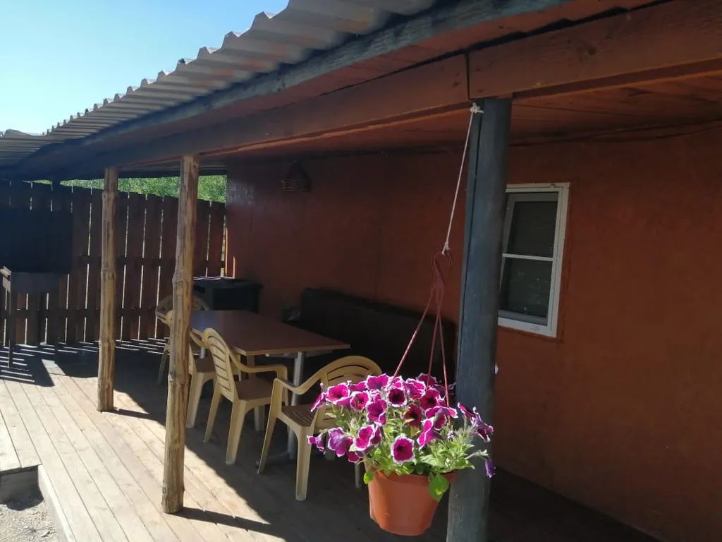 Благоустроенный дом на берегу с баней и катером